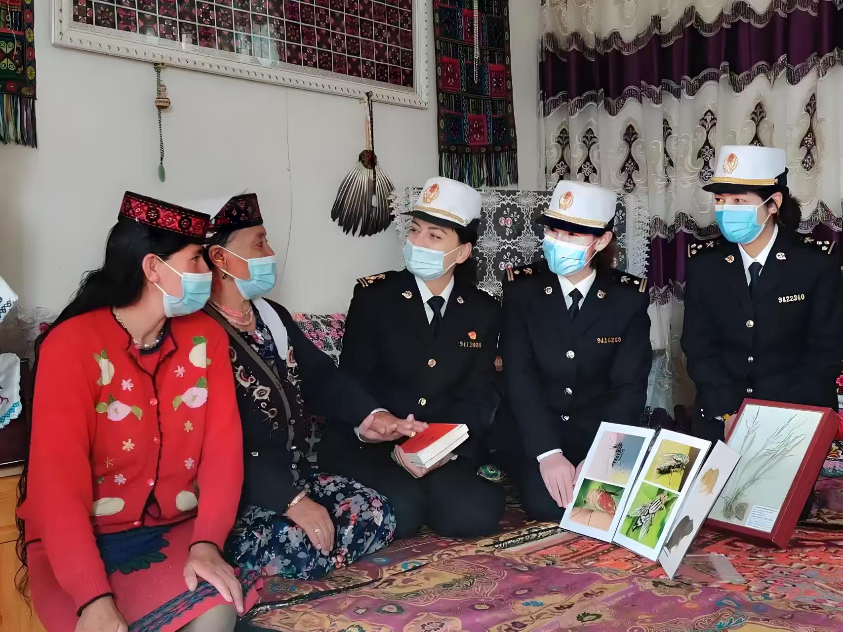 海關(guān)衛(wèi)士向藏民宣傳昆蟲(chóng)保護(hù)知識(shí)