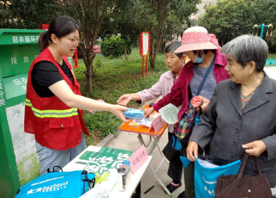 馨康苑社區(qū)開展垃圾分類科普宣傳活動