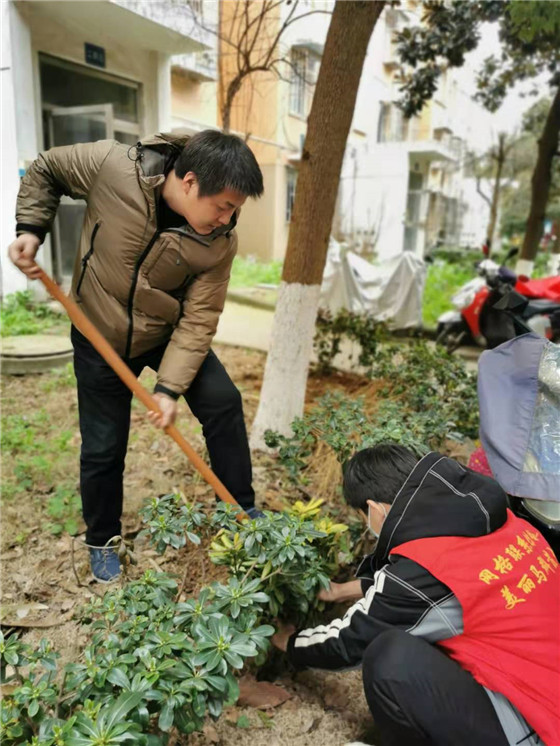 馨康苑社區(qū)黨總支開展“結(jié)對共建”義務(wù)植樹活動