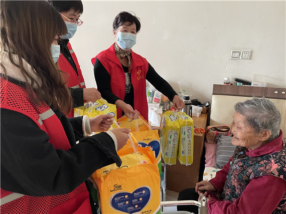 棲霞社區(qū):關(guān)愛困難老人 溫暖送進家門