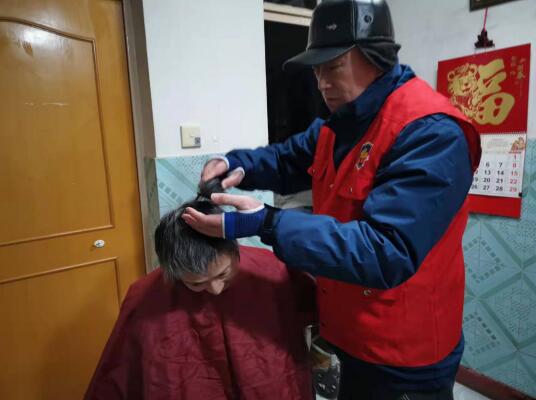 結(jié)對(duì)幫扶創(chuàng)鄰里和睦 平安志愿解理發(fā)難題