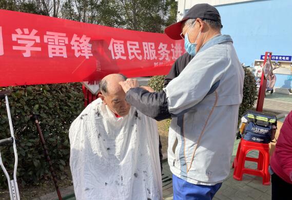 新銅社區(qū):暖春三月學雷鋒 便民服務進社區(qū)