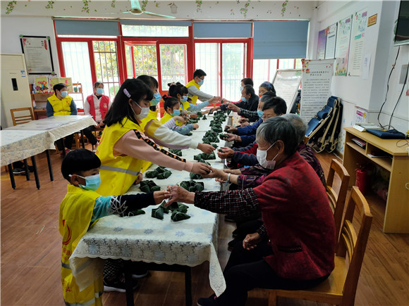 翠林山莊社區(qū):粽香飄端午 佳節(jié)情意濃
