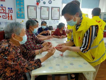 翠林山莊社區(qū):迎端午 編蛋兜 送平安