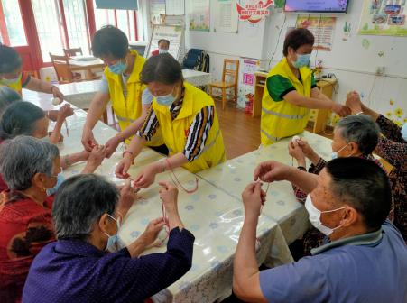 翠林山莊社區(qū):迎端午 編蛋兜 送平安