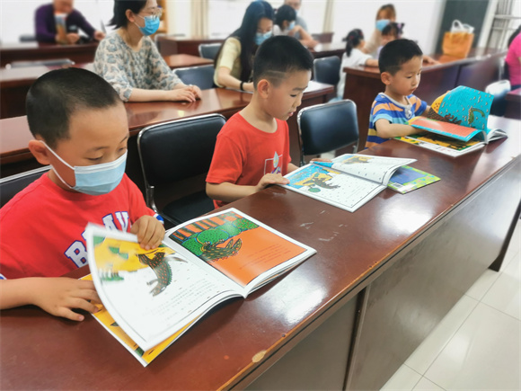 走進(jìn)繪本閱讀 浸潤兒童心靈