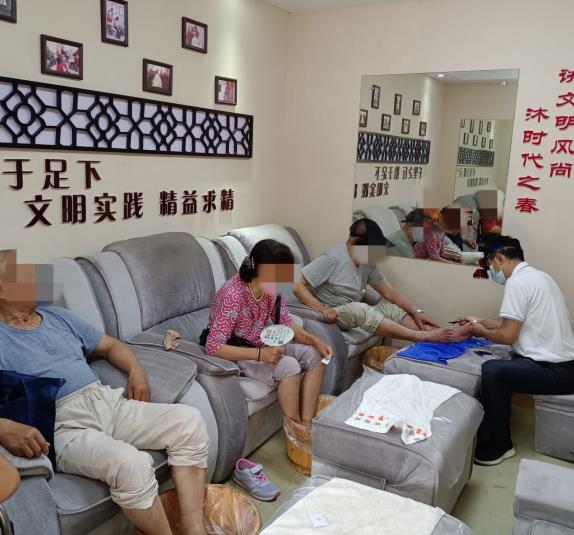 修腳志愿服務(wù)進(jìn)社區(qū) 關(guān)愛殘疾老人在行動